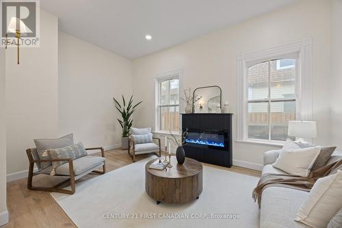 14 Euclid Avenue, London South (South F), ON - Indoor Photo Showing Living Room