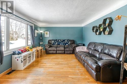 154 Charette Avenue, Chelmsford, ON - Indoor Photo Showing Living Room