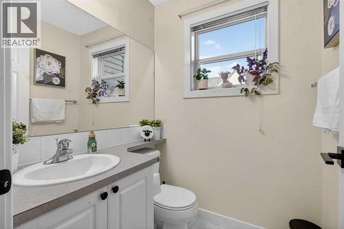 41 Sandarac Villas Nw, Calgary, AB - Indoor Photo Showing Bathroom