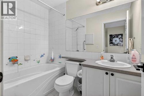 41 Sandarac Villas Nw, Calgary, AB - Indoor Photo Showing Bathroom