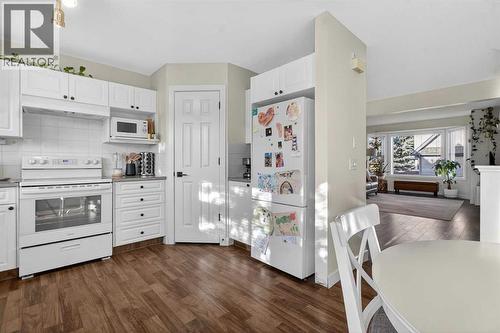 41 Sandarac Villas Nw, Calgary, AB - Indoor Photo Showing Kitchen