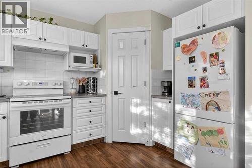 41 Sandarac Villas Nw, Calgary, AB - Indoor Photo Showing Kitchen
