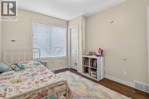 41 Sandarac Villas Nw, Calgary, AB - Indoor Photo Showing Bedroom