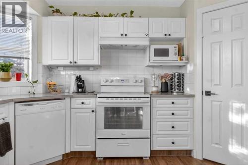 41 Sandarac Villas Nw, Calgary, AB - Indoor Photo Showing Kitchen