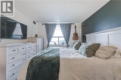 Bedroom featuring a textured ceiling - 3845 Lakeshore Boulevard W Unit# 804, Etobicoke, ON - Indoor Photo Showing Bedroom