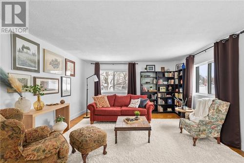 10 Diorite Street, Copper Cliff, ON - Indoor Photo Showing Living Room