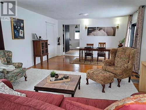 10 Diorite Street, Copper Cliff, ON - Indoor Photo Showing Living Room