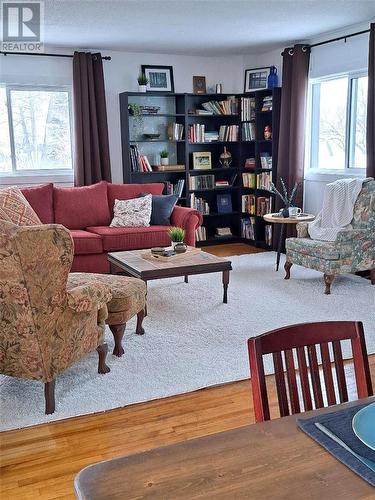 10 Diorite Street, Copper Cliff, ON - Indoor Photo Showing Living Room