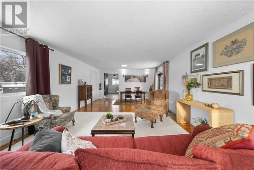 10 Diorite Street, Copper Cliff, ON - Indoor Photo Showing Living Room