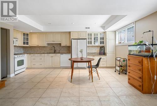 6808 Corwin Crescent, Niagara Falls (Dorchester), ON - Indoor Photo Showing Kitchen