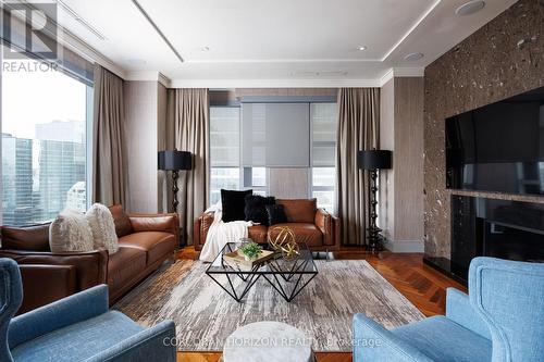 2403 - 183 Wellington Street W, Toronto, ON - Indoor Photo Showing Living Room