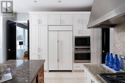 2403 - 183 Wellington Street W, Toronto, ON - Indoor Photo Showing Kitchen