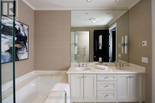 2403 - 183 Wellington Street W, Toronto, ON - Indoor Photo Showing Bathroom