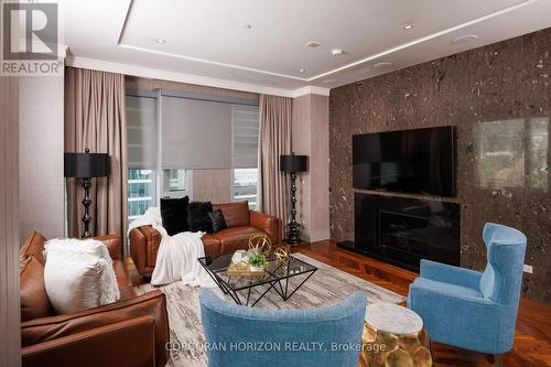 2403 - 183 Wellington Street W, Toronto, ON - Indoor Photo Showing Living Room