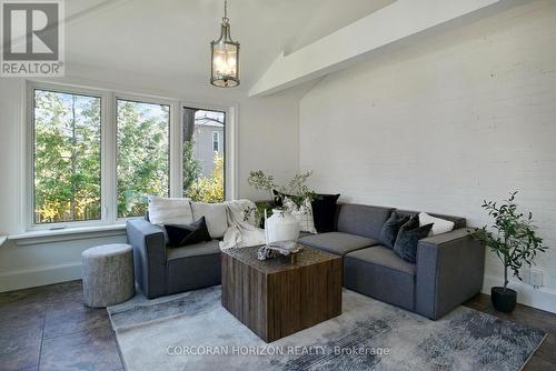 78 William Street W, Waterloo, ON - Indoor Photo Showing Living Room