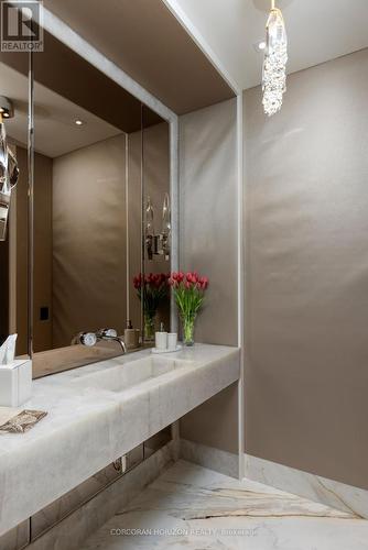 3802 - 200 Cumberland Street, Toronto, ON - Indoor