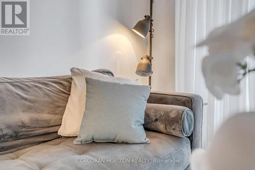 521 - 330 Richmond St Street W, Toronto, ON - Indoor Photo Showing Bedroom