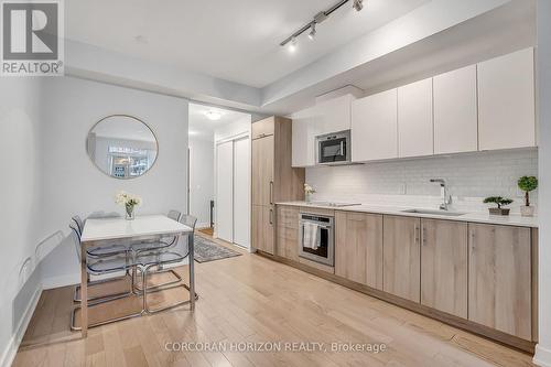 521 - 330 Richmond St Street W, Toronto, ON - Indoor Photo Showing Kitchen