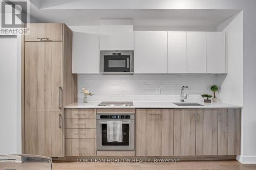 521 - 330 Richmond St Street W, Toronto, ON - Indoor Photo Showing Kitchen