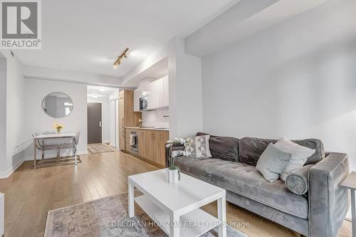 521 - 330 Richmond St Street W, Toronto, ON - Indoor Photo Showing Living Room
