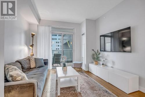 521 - 330 Richmond St Street W, Toronto, ON - Indoor Photo Showing Living Room