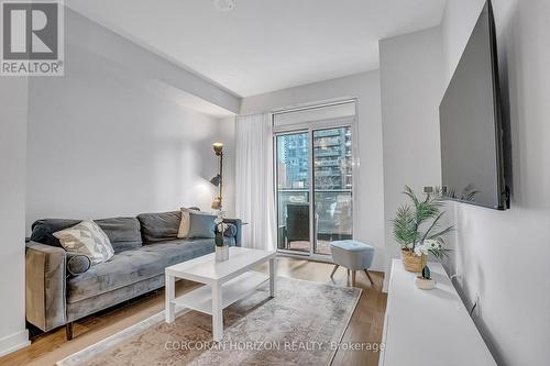 521 - 330 Richmond St Street W, Toronto, ON - Indoor Photo Showing Living Room