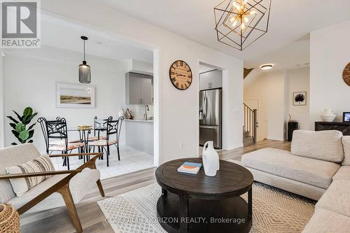 81 Dundonald Trail, Newmarket, ON - Indoor Photo Showing Living Room