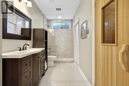 8 - 258 Edgewater Crescent, Kitchener, ON - Indoor Photo Showing Bathroom