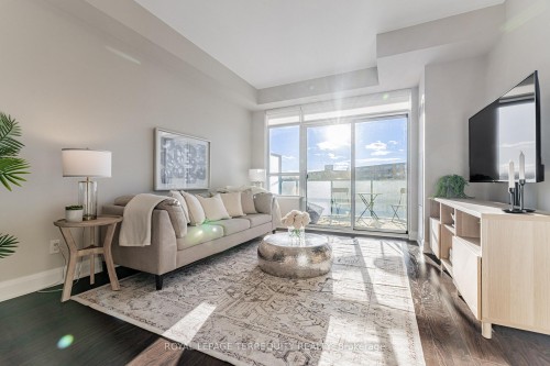 401-35 Fontenay Court, Toronto, ON - Indoor Photo Showing Living Room