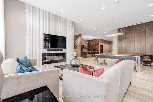 401-35 Fontenay Court, Toronto, ON - Indoor Photo Showing Living Room