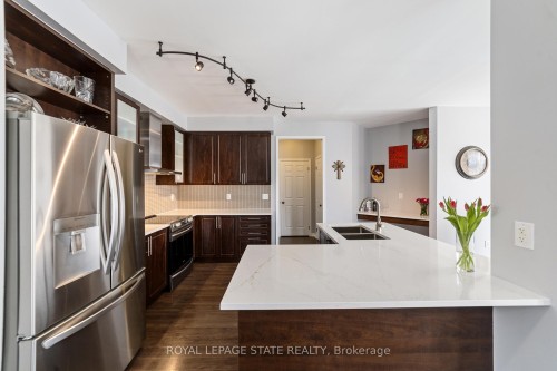 4 Tinlin Drive, Hamilton, ON - Indoor Photo Showing Kitchen With Double Sink With Upgraded Kitchen