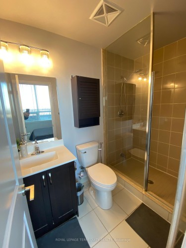Ph1-3520 Danforth Avenue, Toronto, ON - Indoor Photo Showing Bathroom