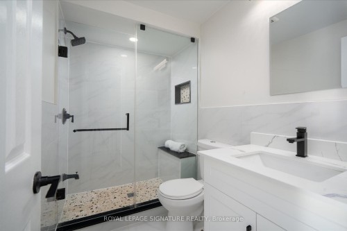 8-200 Murison Boulevard, Toronto, ON - Indoor Photo Showing Bathroom