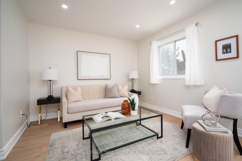 8-200 Murison Boulevard, Toronto, ON - Indoor Photo Showing Living Room