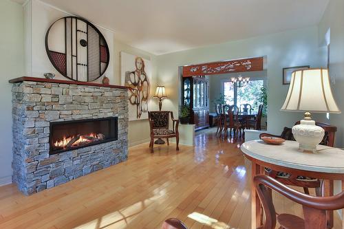 Living room - 25 Rue De L'Académie, Bedford - Ville, QC - Indoor Photo Showing Living Room With Fireplace