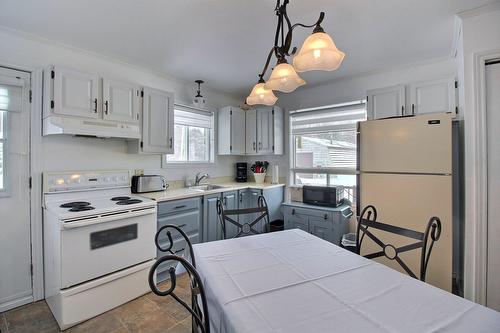 Cuisine - 116 Ch. Des Pins, Lambton, QC - Indoor Photo Showing Kitchen