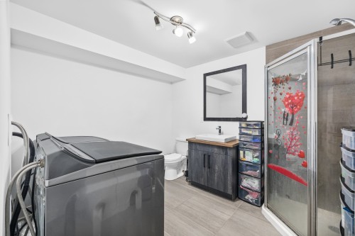 Salle de bains - 30 Rue Legault, Mercier, QC - Indoor Photo Showing Laundry Room