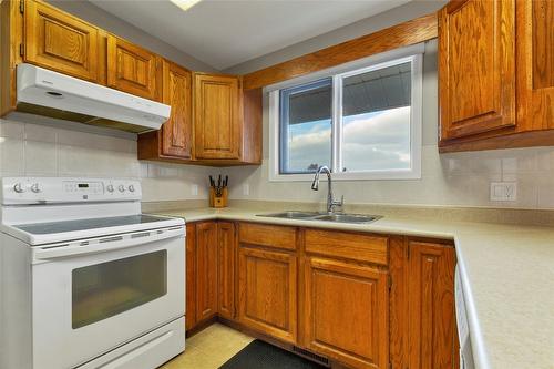 3985 15 Avenue, Vernon, BC - Indoor Photo Showing Kitchen With Double Sink