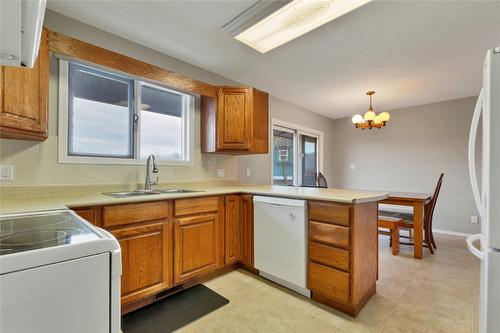 3985 15 Avenue, Vernon, BC - Indoor Photo Showing Kitchen With Double Sink