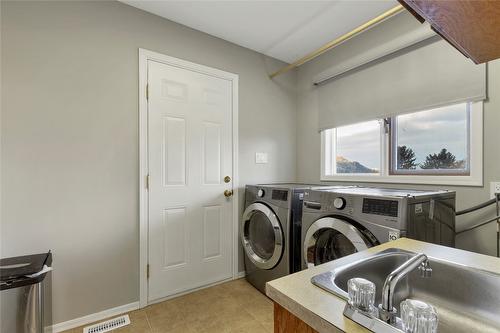 3985 15 Avenue, Vernon, BC - Indoor Photo Showing Laundry Room