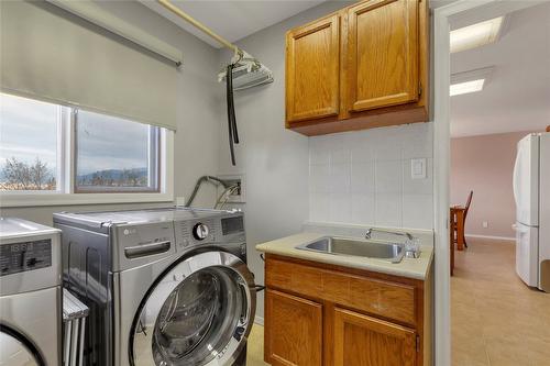 3985 15 Avenue, Vernon, BC - Indoor Photo Showing Laundry Room