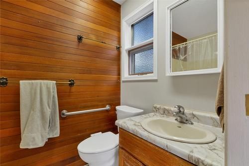 3985 15 Avenue, Vernon, BC - Indoor Photo Showing Bathroom