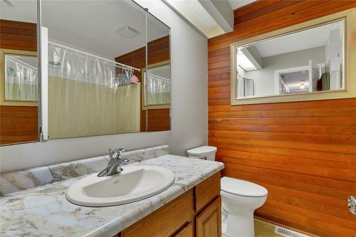 3985 15 Avenue, Vernon, BC - Indoor Photo Showing Bathroom