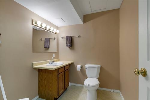 3985 15 Avenue, Vernon, BC - Indoor Photo Showing Bathroom