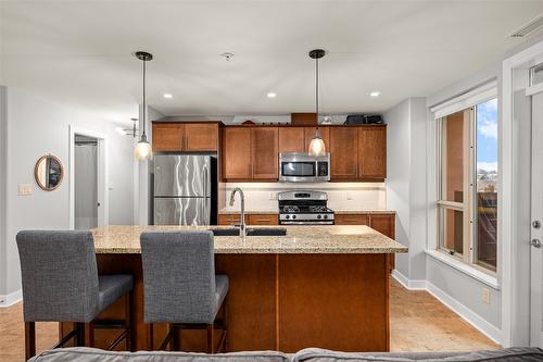 504-1160 Bernard Avenue, Kelowna, BC - Indoor Photo Showing Kitchen