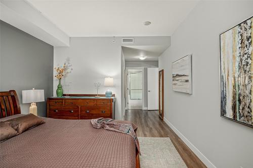 504-1160 Bernard Avenue, Kelowna, BC - Indoor Photo Showing Bedroom