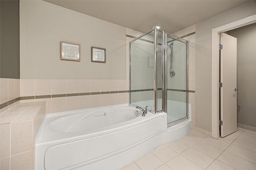 504-1160 Bernard Avenue, Kelowna, BC - Indoor Photo Showing Bathroom