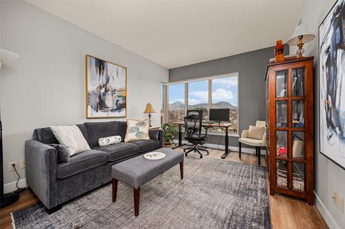 504-1160 Bernard Avenue, Kelowna, BC - Indoor Photo Showing Living Room