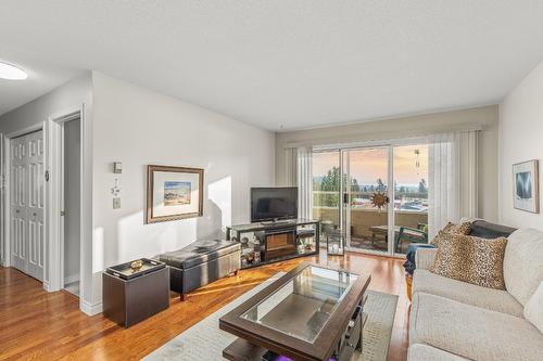 106-3815 Brown Road, West Kelowna, BC - Indoor Photo Showing Living Room
