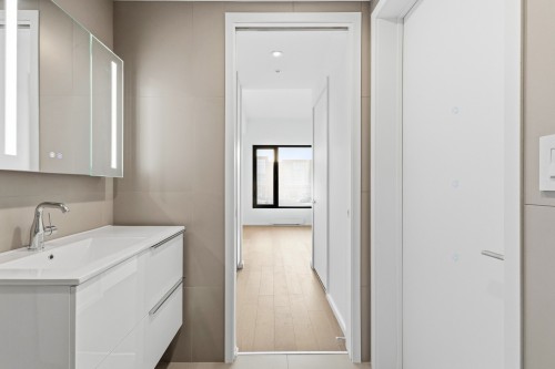 Penderie (Walk-in) - 221-585 Av. Glengarry, Mont-Royal, QC - Indoor Photo Showing Bathroom